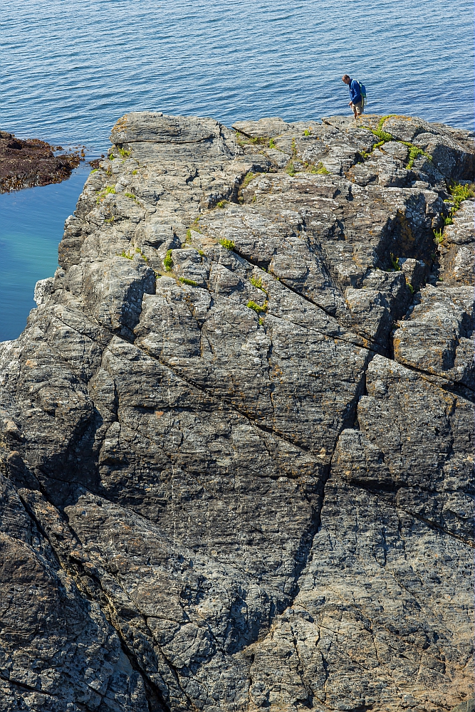 Homme se baladant sur un sentier côtier à Clohars-Carnoët - Finistère Sud