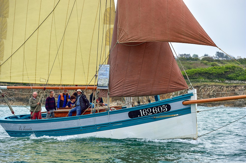 Voilier du patrimoine - Des amateurs naviguent sur un voilier - Finistère Sud