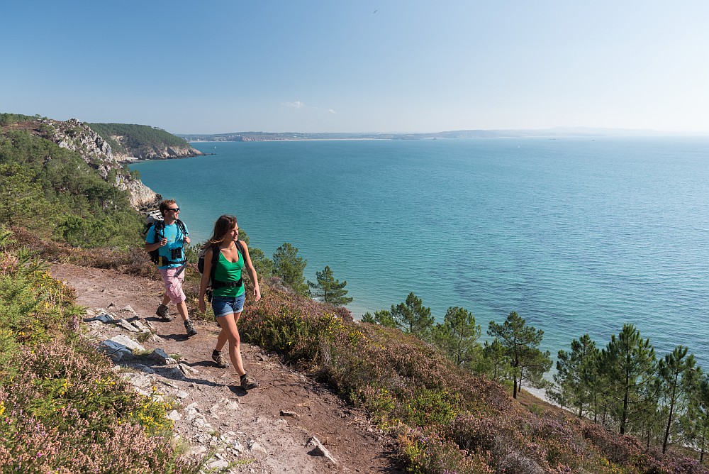 Deux randonneurs sur la Presqu'île de Crozon - Finistère Sud