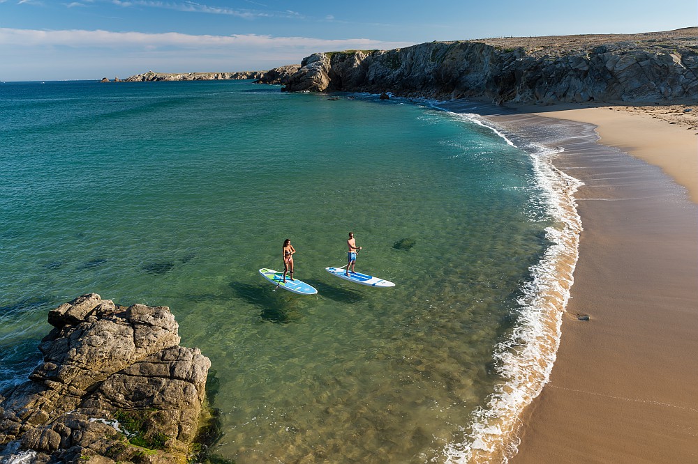 Une homme et une femme en mer sur un standup paddle - Golfe du Morbihan