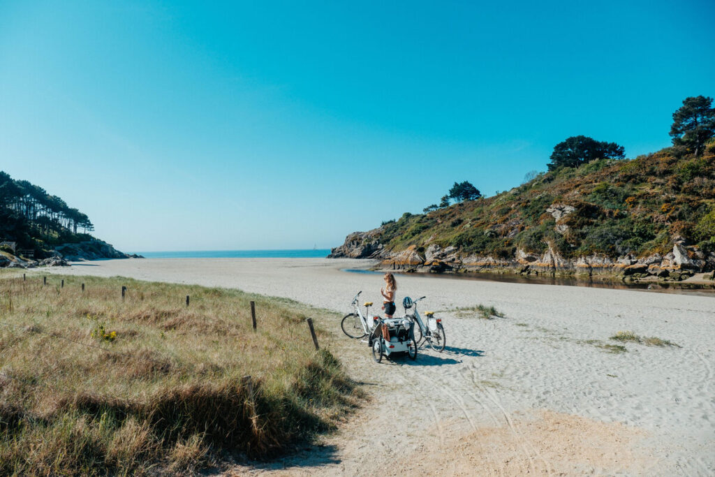 Femme à la plage à Névez - Finistère Sud