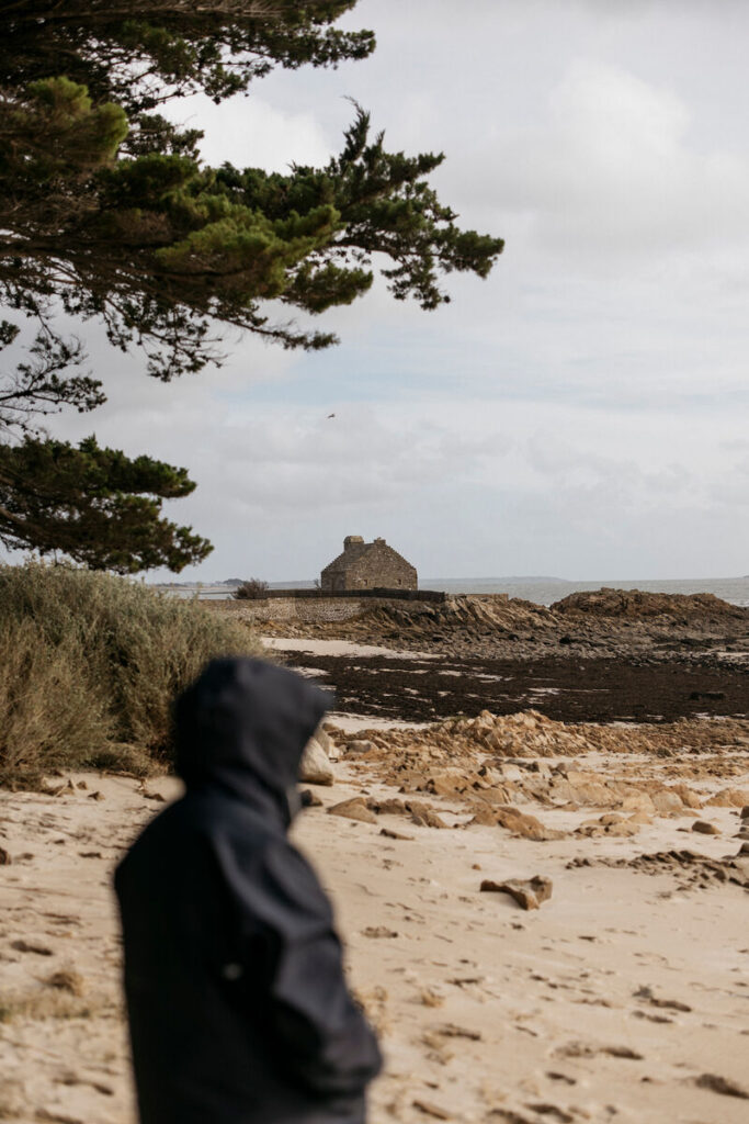 Homme avec un capuche sur la plage du Ty Guard – Baie de Quiberon