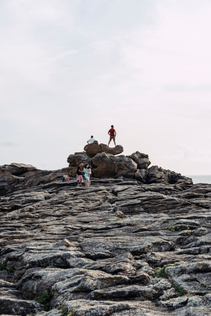 Touristes sur des rochers - Baie de Quiberon